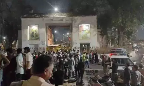टूटा हुआ मंदिर का फ्लेक्सी, तोड़ी गई कब्रें: पुरानापुल दरवाज़े पर क्या हुआ