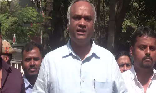 अधिकारियों की सुरक्षा पर आरोप, प्रियांक खर्गे ने BJP पर उठाए सवाल अधिकारियों की सुरक्षा पर आरोप, प्रियांक खर्गे ने BJP पर उठाए सवाल