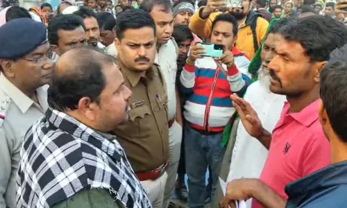 Mangalkote में बूथ पर सुनवाई, तीन बीएलओ को 5 घंटे तक बंद रखा गया Mangalkote में बूथ पर सुनवाई, तीन बीएलओ को 5 घंटे तक बंद रखा गया