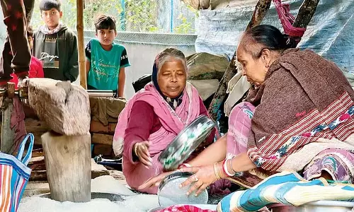 Hooghly के ग्रामीण अब भी पारंपरिक तरीके से धान की कुटाई करते