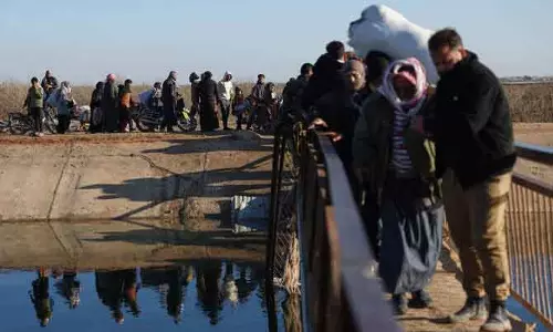 Aleppo पर सरकारी सेना का कब्जा: कुर्द इलाकों से भाग रहे लोग Aleppo पर सरकारी सेना का कब्जा: कुर्द इलाकों से भाग रहे लोग