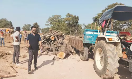 अवैध लकड़ी परिवहन पर सघन अभियान, राजस्व और वन विभाग ने जप्त की इमारती लकड़ी अवैध लकड़ी परिवहन पर सघन अभियान, राजस्व और वन विभाग ने जप्त की इमारती लकड़ी