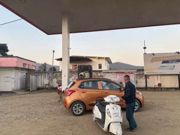Imphal: सुरक्षा आश्वासन के बाद मणिपुर में पेट्रोल पंप फिर से खुल गए Imphal: सुरक्षा आश्वासन के बाद मणिपुर में पेट्रोल पंप फिर से खुल गए