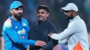 IND vs NZ: राजकोट वनडे में मैच के बीच मैदान पर कोहली से मिलने पहुंचा फैन IND vs NZ: राजकोट वनडे में मैच के बीच मैदान पर कोहली से मिलने पहुंचा फैन