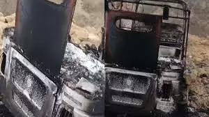 Ghaziabad: ऑटो में मिला जला हुआ कंकाल,इलाके में सनसनी Ghaziabad: ऑटो में मिला जला हुआ कंकाल,इलाके में सनसनी