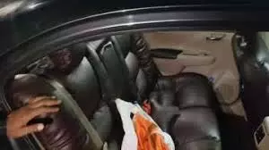 Maharashtra: संदिग्ध कार के अंदर मिला प्लास्टिक बैग,खोलते ही दंग रह गई पुलिस Maharashtra: संदिग्ध कार के अंदर मिला प्लास्टिक बैग,खोलते ही दंग रह गई पुलिस