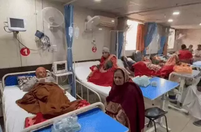Punjab: प्रसाद खाने से लोगों की बिगड़ी तबीयत, अस्पताल में भर्ती Punjab: प्रसाद खाने से लोगों की बिगड़ी तबीयत, अस्पताल में भर्ती