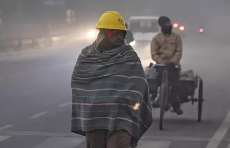 एनसीआर में जहरीली हवा और शीतलहर का डबल अटैक, ग्रेटर नोएडा-दिल्ली टॉप प्रदूषित इलाकों में शामिल एनसीआर में जहरीली हवा और शीतलहर का डबल अटैक, ग्रेटर नोएडा-दिल्ली टॉप प्रदूषित इलाकों में शामिल