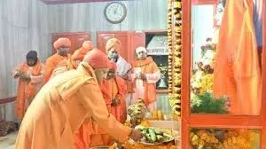 Gorakhpur: मकर संक्रांति पर सीएम योगी ने गोरखनाथ मंदिर में चढ़ाई खिचड़ी Gorakhpur: मकर संक्रांति पर सीएम योगी ने गोरखनाथ मंदिर में चढ़ाई खिचड़ी