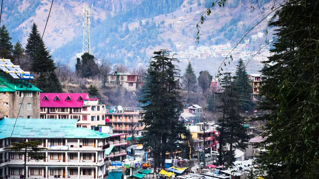 Manali: देव परंपरा निभाने को ग्रामीणों ने छोड़ी तकनीक Manali: देव परंपरा निभाने को ग्रामीणों ने छोड़ी तकनीक