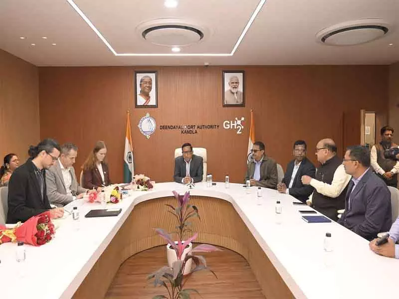 डेनमार्क डेलीगेशन ने ग्रीन मैरीटाइम कोऑपरेशन के लिए कांडला पोर्ट का दौरा किया डेनमार्क डेलीगेशन ने ग्रीन मैरीटाइम कोऑपरेशन के लिए कांडला पोर्ट का दौरा किया