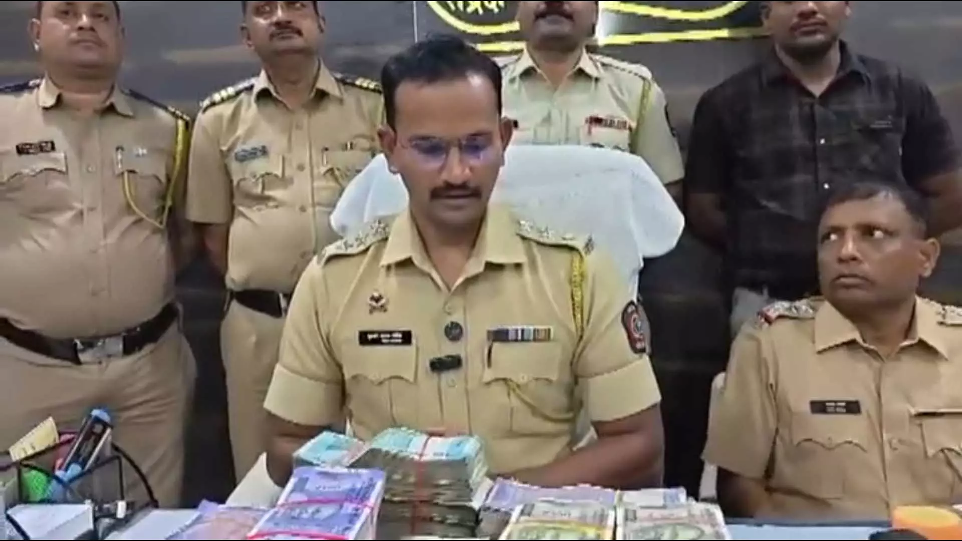OMG! झोले में 50 लाख...मोपेड को देखकर दंग रह गई पुलिस की टीम OMG! झोले में 50 लाख...मोपेड को देखकर दंग रह गई पुलिस की टीम