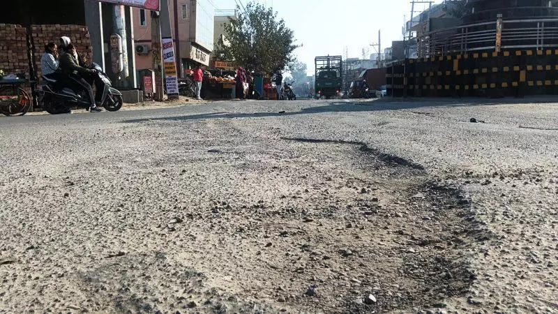 Jind के व्यापारियों ने टूटी-फूटी रोहतक रोड को लेकर आंदोलन की चेतावनी दी Jind के व्यापारियों ने टूटी-फूटी रोहतक रोड को लेकर आंदोलन की चेतावनी दी
