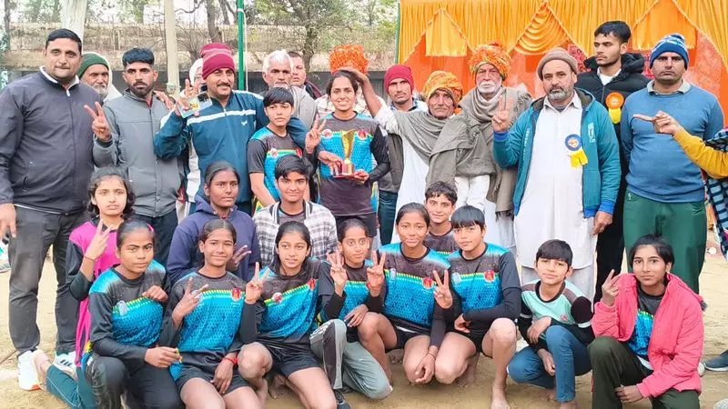 बाधाओं को तोड़ते हुए Fatehabad की लड़कियों ने कबड्डी टूर्नामेंट में अपना दबदबा बनाया बाधाओं को तोड़ते हुए Fatehabad की लड़कियों ने कबड्डी टूर्नामेंट में अपना दबदबा बनाया