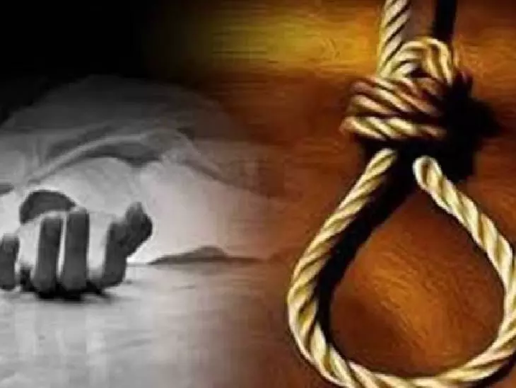 Jhansi: प्रेम विवाह के बाद युवक की फांसी से परिवार सदमें में Jhansi: प्रेम विवाह के बाद युवक की फांसी से परिवार सदमें में