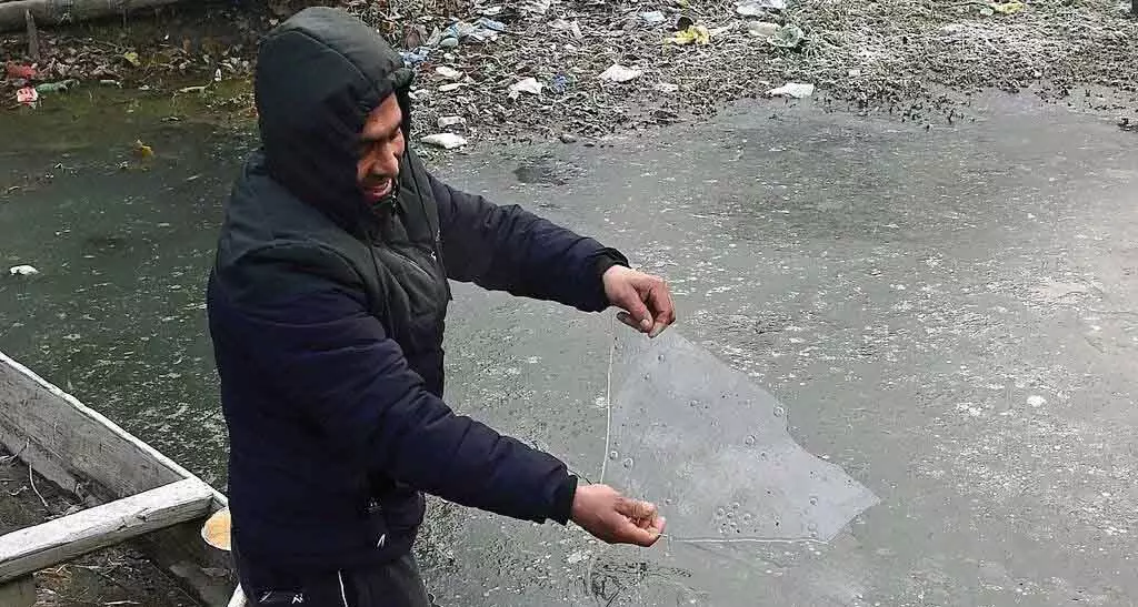 Kashmir में कड़ाके की ठंड, डल झील के कुछ हिस्से जम गए Kashmir में कड़ाके की ठंड, डल झील के कुछ हिस्से जम गए