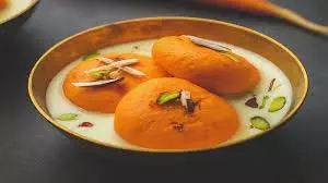 Gajar ki Rasmalai Recipe: इस सर्दी बनाएं यह नई और शाही मिठाई Gajar ki Rasmalai Recipe: इस सर्दी बनाएं यह नई और शाही मिठाई