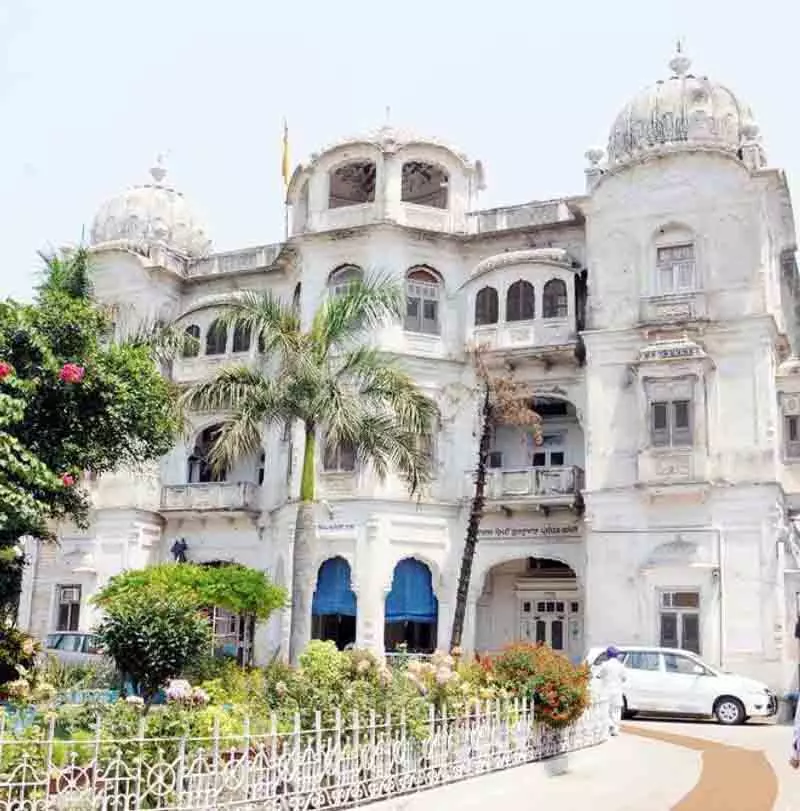 सिख समुदाय ने गुरु ग्रंथ साहिब के गायब स्वरूपों को लेकर SGPC से सवाल किए सिख समुदाय ने गुरु ग्रंथ साहिब के गायब स्वरूपों को लेकर SGPC से सवाल किए