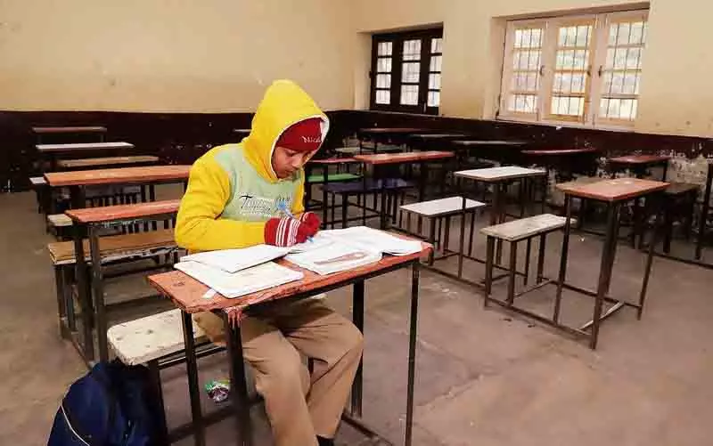 Jalandhar: स्कूल खुले, कड़ाके की ठंड के कारण बच्चे नहीं आ पाए Jalandhar: स्कूल खुले, कड़ाके की ठंड के कारण बच्चे नहीं आ पाए