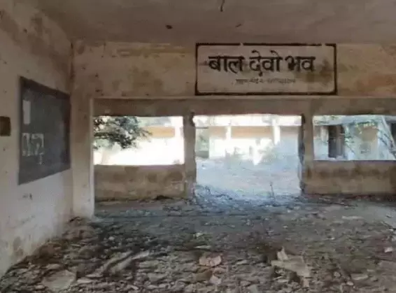 नवनिर्मित स्कूल भवन उद्घाटन से पहले खंडहर में तब्दील, प्रभारी प्राचार्य सस्पेंड नवनिर्मित स्कूल भवन उद्घाटन से पहले खंडहर में तब्दील, प्रभारी प्राचार्य सस्पेंड