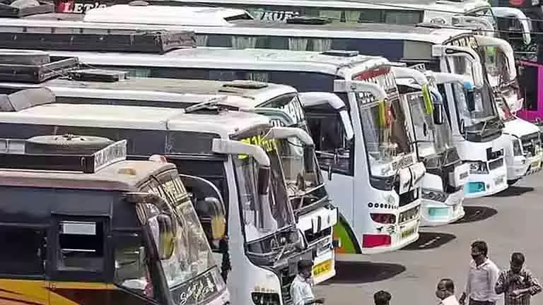 सरकारी बसों और बसों ने पूरे Tamil Nadu से 10 लाख से ज़्यादा लोगों को पहुंचाया सरकारी बसों और बसों ने पूरे Tamil Nadu से 10 लाख से ज़्यादा लोगों को पहुंचाया