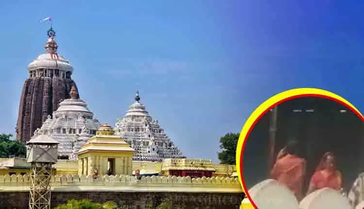 Jagannath Temple की सुरक्षा में सेंध, आनंद बाजार में मोबाइल इस्तेमाल से सवाल उठे Jagannath Temple की सुरक्षा में सेंध, आनंद बाजार में मोबाइल इस्तेमाल से सवाल उठे
