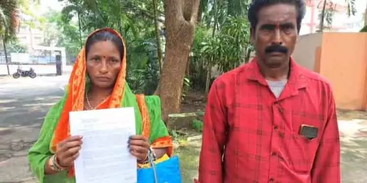 Chhatrapur राष्ट्रपति के दखल के बाद बहिष्कृत परिवार गांव में वापस आए Chhatrapur राष्ट्रपति के दखल के बाद बहिष्कृत परिवार गांव में वापस आए