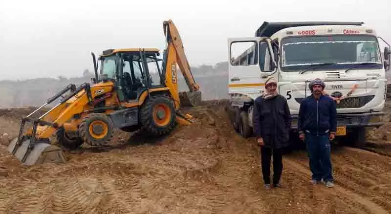 अवैध खनन पर कार्रवाई, नूरपुर पुलिस ने 5 दिन में तीन JCB मशीनें, 24 वाहन जब्त किए अवैध खनन पर कार्रवाई, नूरपुर पुलिस ने 5 दिन में तीन JCB मशीनें, 24 वाहन जब्त किए