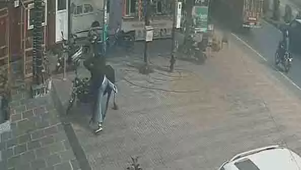 Meerut में एक आवारा सांड ने रेस्टोरेंट मालिक को हवा में उछाल दिया Meerut में एक आवारा सांड ने रेस्टोरेंट मालिक को हवा में उछाल दिया