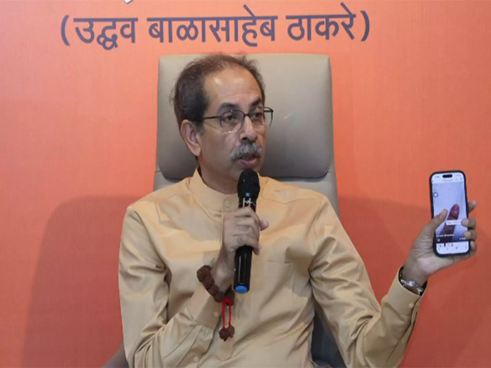 अमिट स्याही विवाद: Uddhav Thackeray ने चुनाव आयोग पर सवाल उठाया अमिट स्याही विवाद: Uddhav Thackeray ने चुनाव आयोग पर सवाल उठाया