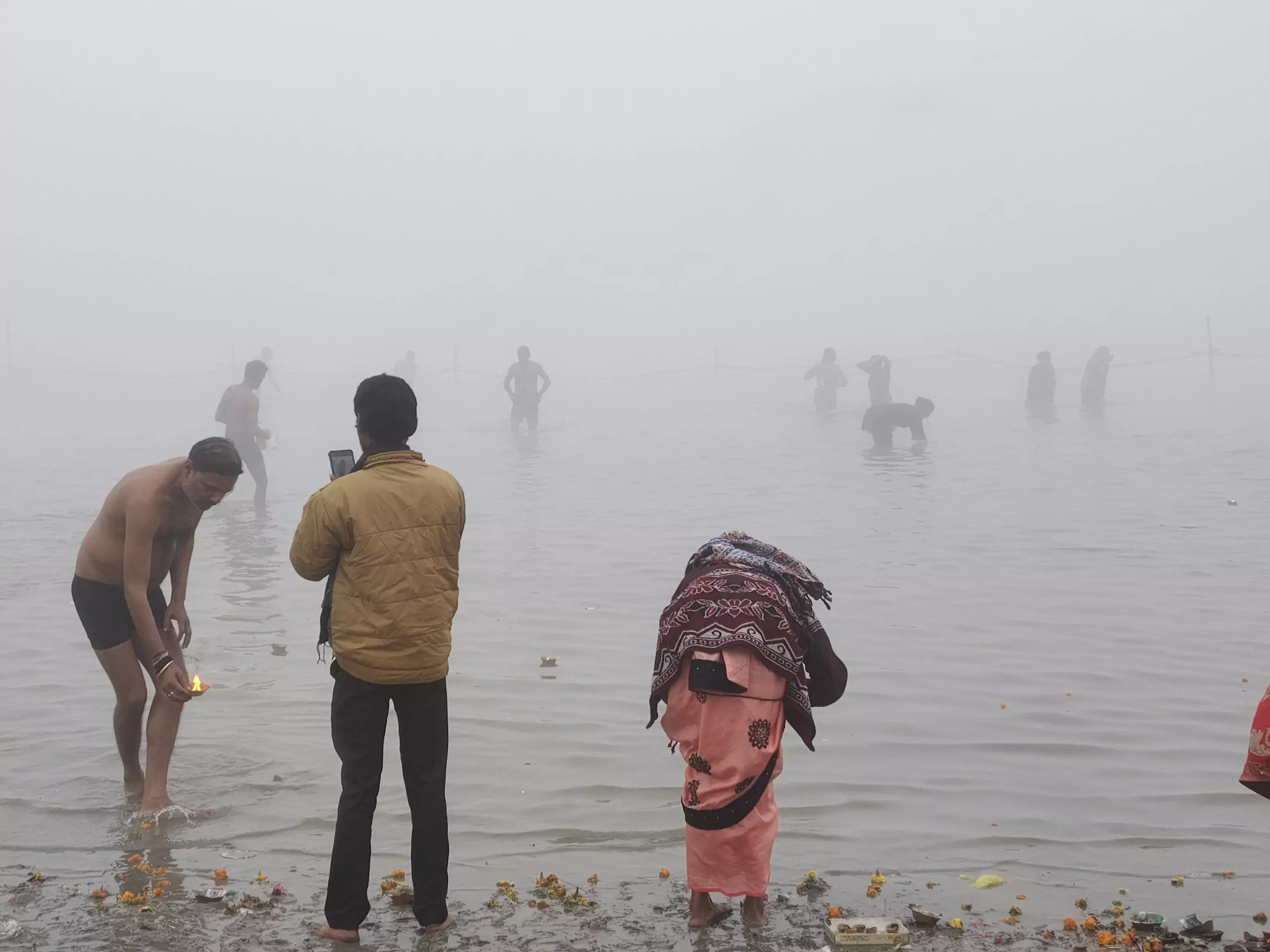 Farrukhabad: मकर संक्रांति पर गंगा तट पर उमड़ी श्रद्धालुओं की भीड़ Farrukhabad: मकर संक्रांति पर गंगा तट पर उमड़ी श्रद्धालुओं की भीड़