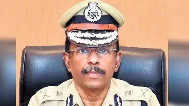 kerala: अजीब आदेश; एक्साइज अधिकारियों को मंत्री के साथ एस्कॉर्ट करना होगा kerala: अजीब आदेश; एक्साइज अधिकारियों को मंत्री के साथ एस्कॉर्ट करना होगा