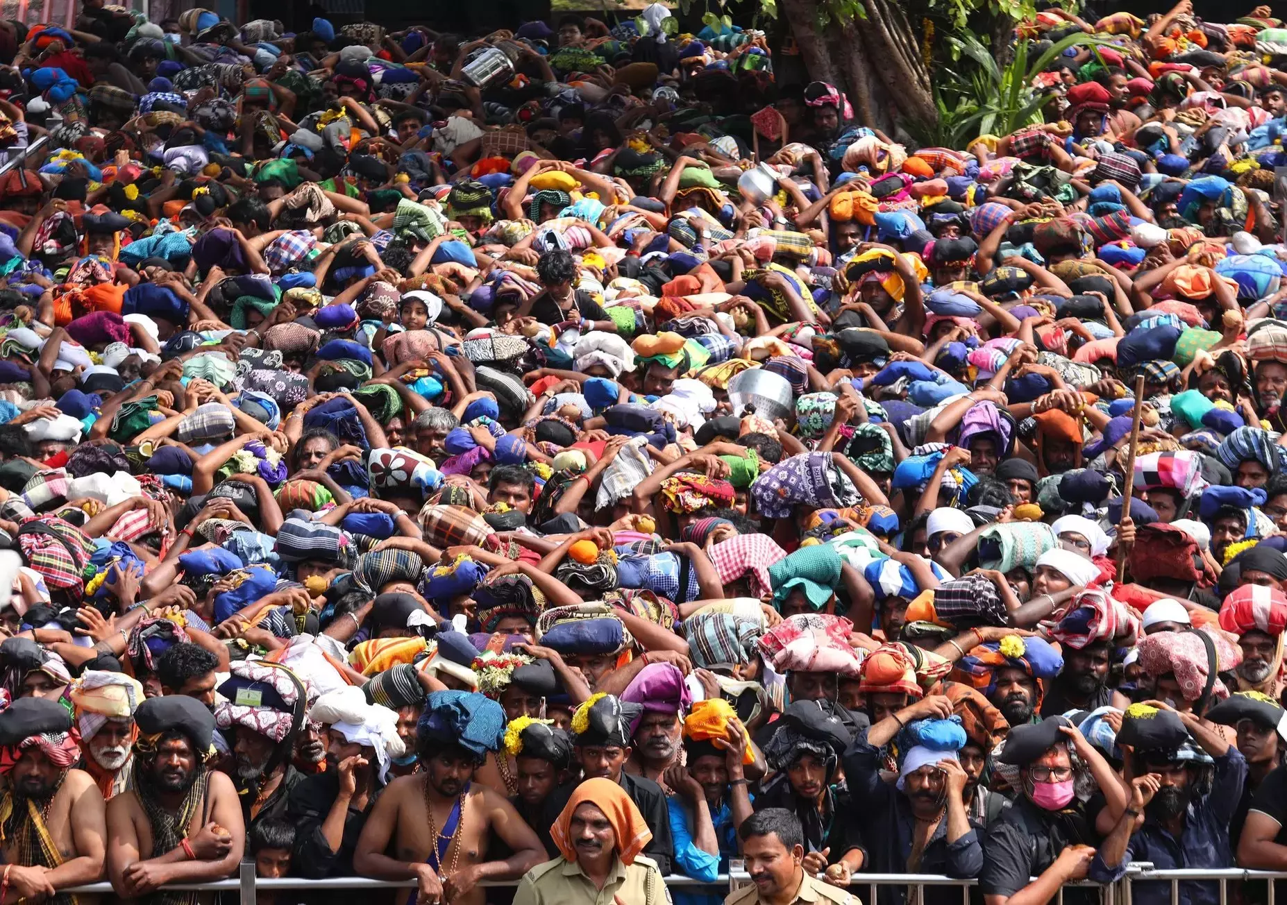 Sabarimala में लाखों अयप्पा भक्तों ने स्वामी शरणम् अयप्पा के नारों के बीच मकर ज्योति देखी Sabarimala में लाखों अयप्पा भक्तों ने स्वामी शरणम् अयप्पा के नारों के बीच मकर ज्योति देखी