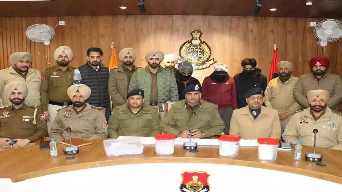 Barnala पुलिस की बड़ी कार्रवाई, पाकिस्तान से जुड़े तीन ड्रग तस्कर पकड़े गए Barnala पुलिस की बड़ी कार्रवाई, पाकिस्तान से जुड़े तीन ड्रग तस्कर पकड़े गए