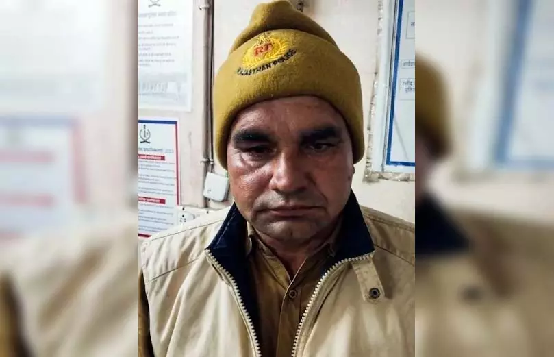 बड़ा कांड कर दिया दूध बेचने वाले ने...असली पुलिस रह गई हैरान बड़ा कांड कर दिया दूध बेचने वाले ने...असली पुलिस रह गई हैरान