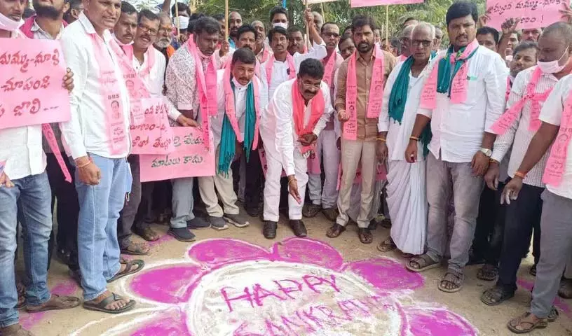 कांग्रेस के घोटालों के खिलाफ BRS का तीन सदस्यों के साथ विरोध प्रदर्शन कांग्रेस के घोटालों के खिलाफ BRS का तीन सदस्यों के साथ विरोध प्रदर्शन
