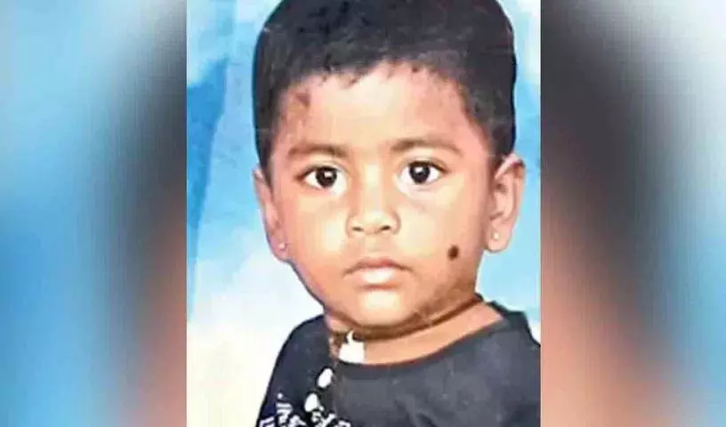 खेलते समय सांभर में गिरने से बच्चे की मौत हो गई खेलते समय सांभर में गिरने से बच्चे की मौत हो गई