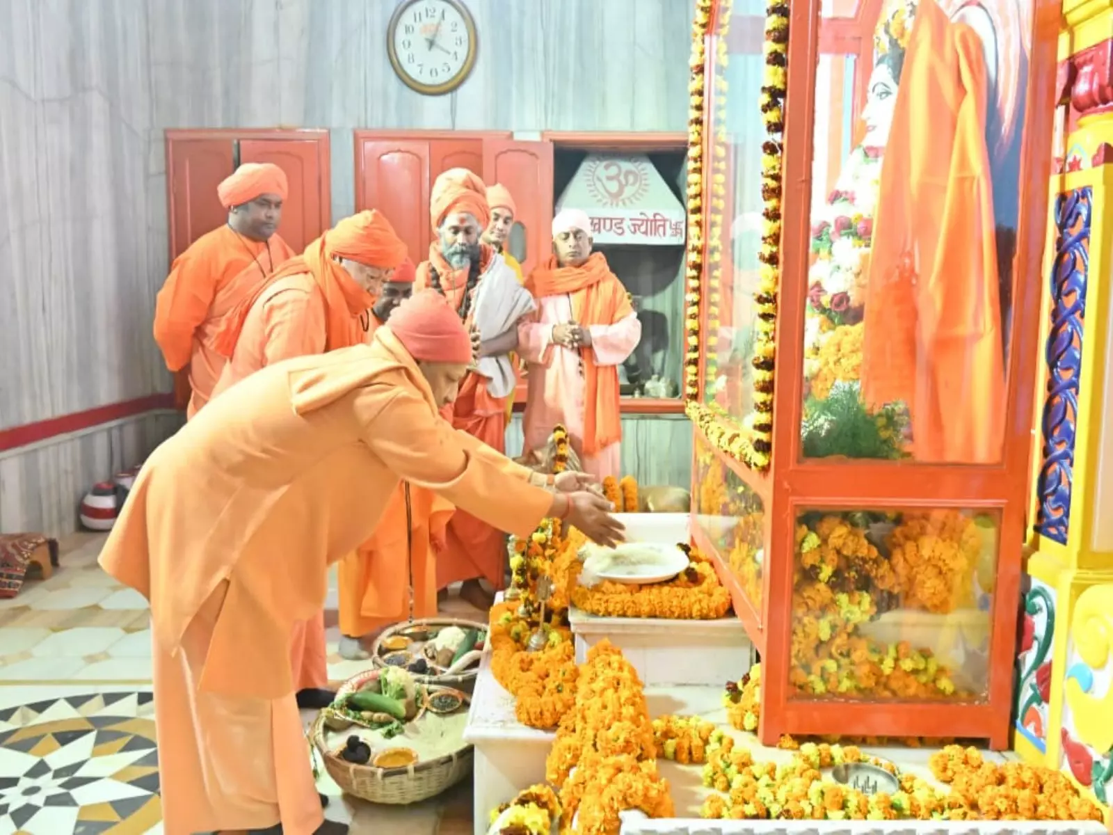 CM योगी आदित्यनाथ ने दी मकर संक्रांति की शुभकामनाएं, गुरु गोरखनाथ को चढ़ाई खिचड़ी CM योगी आदित्यनाथ ने दी मकर संक्रांति की शुभकामनाएं, गुरु गोरखनाथ को चढ़ाई खिचड़ी