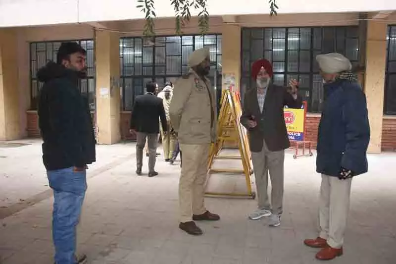 Ludhiana: डिस्ट्रिक्ट कोर्ट को फिर मिला बम की धमकी वाला ईमेल, निकला झूठा Ludhiana: डिस्ट्रिक्ट कोर्ट को फिर मिला बम की धमकी वाला ईमेल, निकला झूठा
