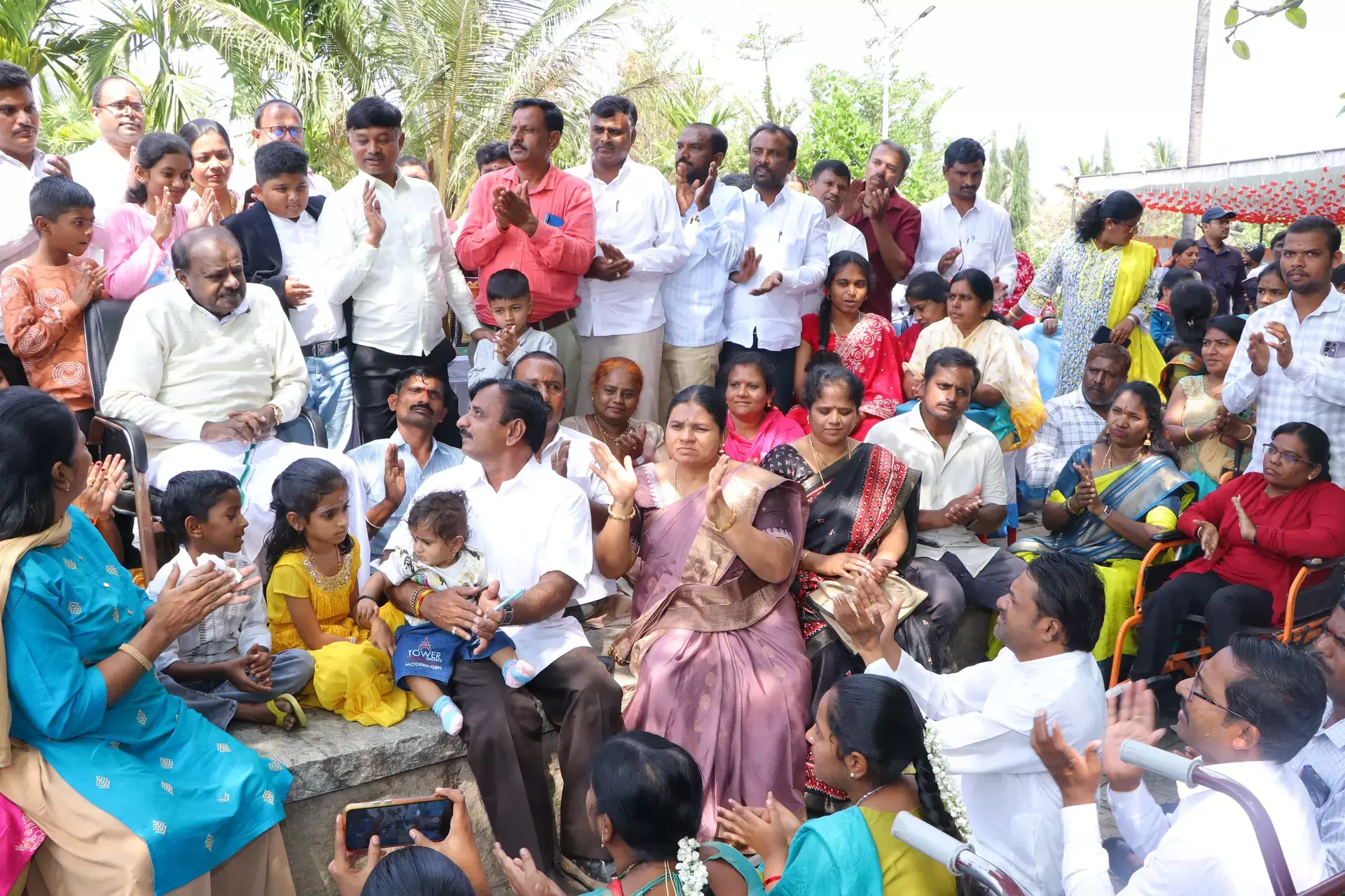 Kumaraswamy ने दिव्यांग कर्मचारियों के परिवारों संग संक्रांति मनाई Kumaraswamy ने दिव्यांग कर्मचारियों के परिवारों संग संक्रांति मनाई