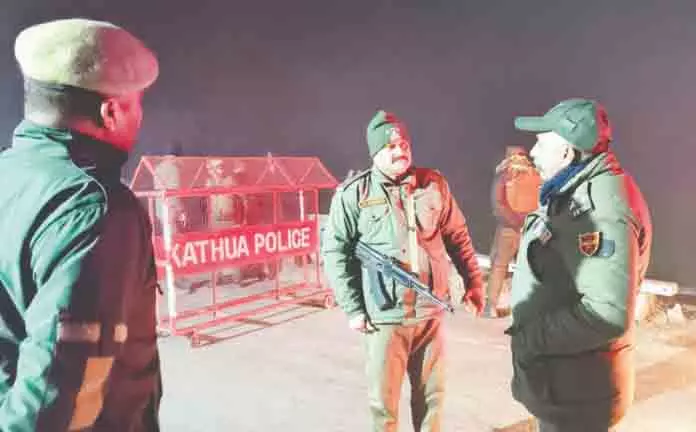 DIG JSK Range ने सांबा-कठुआ सीमा पर ऑपरेशनल तैयारियों की समीक्षा की DIG JSK Range ने सांबा-कठुआ सीमा पर ऑपरेशनल तैयारियों की समीक्षा की