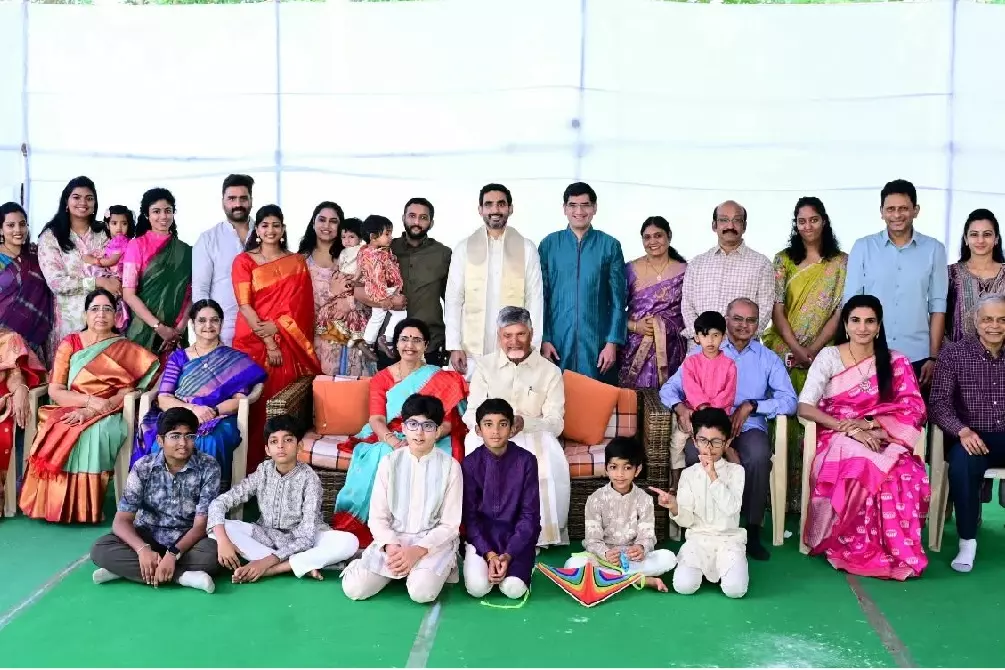 Nara Lokesh ने नरवरिपल्ले से दिल को छू लेने वाली फ़ैमिली फ़ोटो शेयर की Nara Lokesh ने नरवरिपल्ले से दिल को छू लेने वाली फ़ैमिली फ़ोटो शेयर की