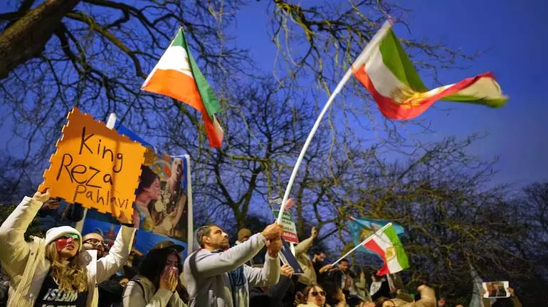 European Officials ने चेतावनी दी है कि ईरान में बढ़ती अशांति के बीच US तेहरान पर हमला कर सकता European Officials ने चेतावनी दी है कि ईरान में बढ़ती अशांति के बीच US तेहरान पर हमला कर सकता