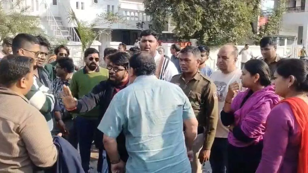 अतिक्रमण हटाने पहुंचे निगम अमले से विवाद, पुलिस हस्तक्षेप के बाद स्थिति नियंत्रित अतिक्रमण हटाने पहुंचे निगम अमले से विवाद, पुलिस हस्तक्षेप के बाद स्थिति नियंत्रित