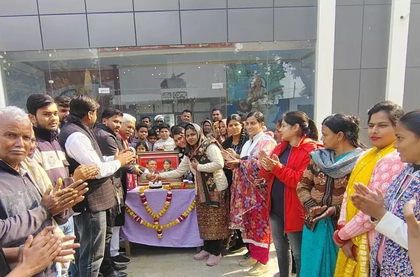 Farrukhabad: जिला सपा ने मनाया सांसद डिंपल यादव का जन्मदिन Farrukhabad: जिला सपा ने मनाया सांसद डिंपल यादव का जन्मदिन