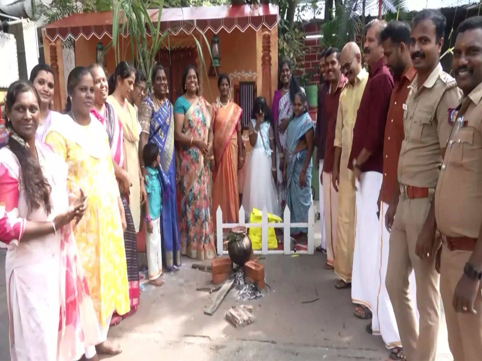 Chennai: केके नगर पुलिस स्टेशन के बाहर परिवारों के साथ पोंगल का त्योहार मनाया गया Chennai: केके नगर पुलिस स्टेशन के बाहर परिवारों के साथ पोंगल का त्योहार मनाया गया