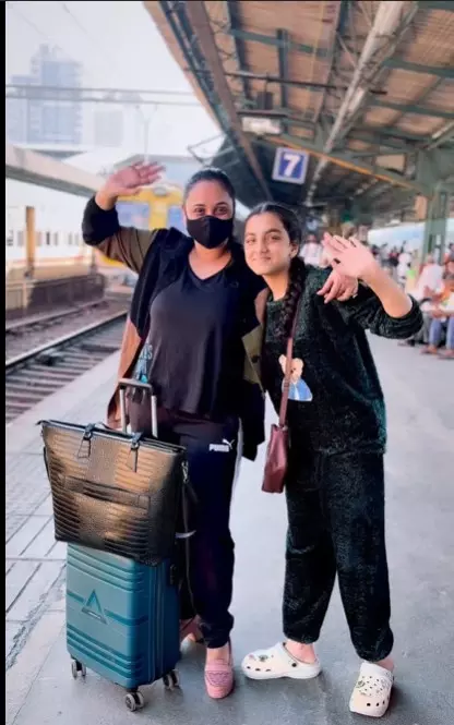रेलिया बैरन गाने पर रानी चटर्जी ने बिखेरा जलवा, परिवार संग ट्रेन के सफर पर निकलीं भोजपुरी क्वीन रेलिया बैरन गाने पर रानी चटर्जी ने बिखेरा जलवा, परिवार संग ट्रेन के सफर पर निकलीं भोजपुरी क्वीन