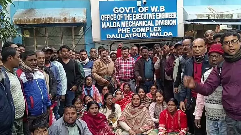Pump Operators ने बकाया सैलरी को लेकर विरोध प्रदर्शन किया, पानी बंद करने की धमकी दी Pump Operators ने बकाया सैलरी को लेकर विरोध प्रदर्शन किया, पानी बंद करने की धमकी दी