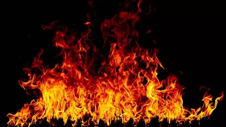 Barabazar में आग पर काबू पाने के लिए दमकलकर्मी जूझ रहे Barabazar में आग पर काबू पाने के लिए दमकलकर्मी जूझ रहे