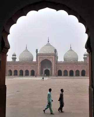 कराची में 6 वर्षीय छात्र की पिटाई से मौत के आरोपी मदरसा शिक्षक को जमानत कराची में 6 वर्षीय छात्र की पिटाई से मौत के आरोपी मदरसा शिक्षक को जमानत